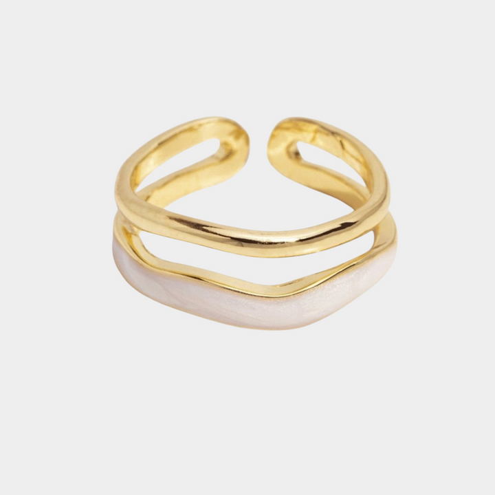 Beatrix – Goldener Bandring mit schlichter Silhouette.